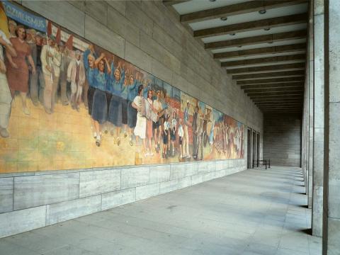 Wandbild "Aufbau der Republik" von Max Lingner in der Vorhalle des Detlev-Rohwedder-Hauses in Berlin