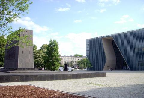 Eingang zum "Museum der Geschichte der polnischen Juden" (poln. Muzeum Historii Żydów Polskich) und das "Denkmal der Helden des Ghettos" (poln. Pomnik Bohaterów Getta) in Warschau Foto: Kpalion, 2013. Quelle: Wikimedia Commons (CC BY-SA 3.0).