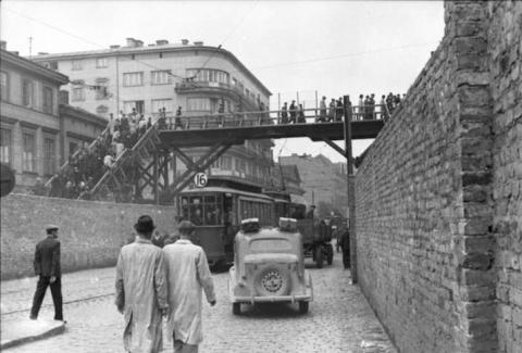 Amthor | Polen, Warschauer Ghetto. Menschen auf Straße über Brücke zur Verbindung zweier Ghetto-Teile | Juni 1942 | Bundesarchiv Bild 101I-270-0298-14 | Wikimedia Commons | CC BY-SA 3.0 DE.