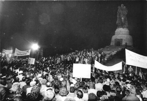 Demonstrationen am Sowjetischen Ehrenmal, 3.1.1990