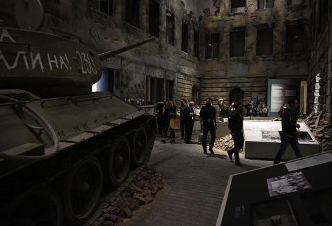 Straßenszene im Nachkriegspolen nachgestellt im Museum des Zweiten Weltkriegs in Gdańsk.