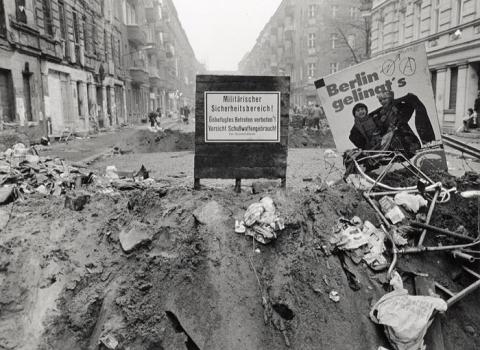 Gräben und Barrikaden in der Mainzer Straße im November 1990