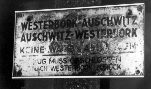 Zuglaufschild Westerbork-Auschwitz. Public Domain