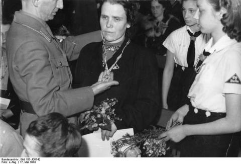 Auszeichnung einer Mutter in der Berliner Litzmannschule 17.5.1943