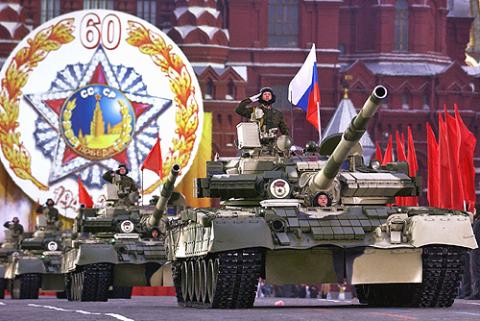 T-80BV Panzer, Roter Platz, Moskau. Militärparade zum 60. Jahrestag des Sieges im 2. Weltkrieg. 9. Mai 2005.