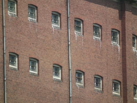 Gitterfensterfront des Frauengefängnisses Hoheneck in Stollberg/Erzgeb. in Sachsen