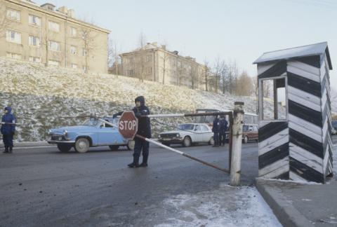 Die Grenze zwischen Estland (Narva) und Rußland (Ivangorod) am 1. Dezember 1991, Foto: Sergey KompanichenkoRIA Novosti archive, image #472705 / Sergey Kompanichenko / CC-BY-SA 3.0 (http://creativecommons.org/licenses/by-sa/3.0)], via Wikimedia Commons 