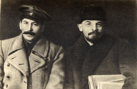 Stalin und Lenin im März 1919. In einer ersten Version des Fotos befand sich Kalinin (an der Seite Lenins) mit auf dem Bild, er wurde später wegretuschiert. 