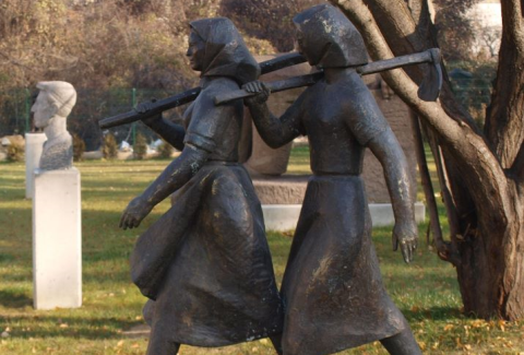 Skulptur im Park des Museums für sozialistische Kunst in Sofia - Mitarbeiter des TKZS