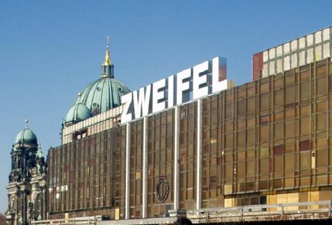 Palast der Republik 2005 mit einer großen Überschrift "Zweifel"