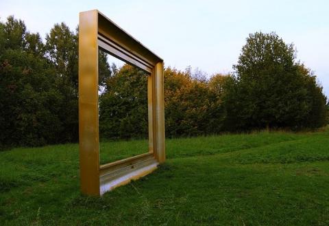 Westpark Braunschweig: Das Bild zeigt die Skulptur "Der Bilderrahmen" im Braunschweiger Westpark, in der Nähe des Raffteichs. Die Skulptur ist knapp 4 Meter hoch und 6 Meter Lang und wurde 1990, im Zuge des 2. Braunschweiger Bildhauersymposiums, von der K