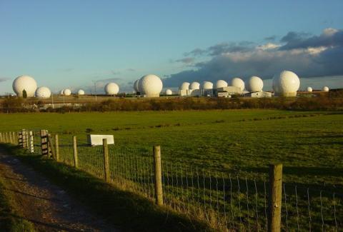 Radome in Menwith Hill, ein Stützpunkt der Royal Air Force in North Yorkshire, England