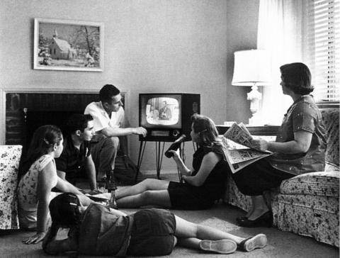 Familie beim Fernsehen, ca. 1958