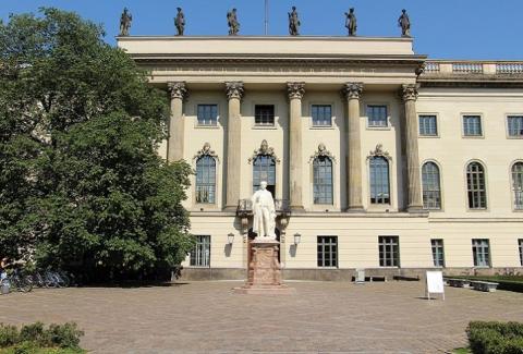 Foto: Frontansicht des Hauptgebäudes der Humboldt-Universität Unter den Linden.