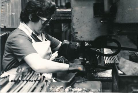 Eine Frau arbeitet in der AWE-Schmiede © Stiftung automobile welt eisenach