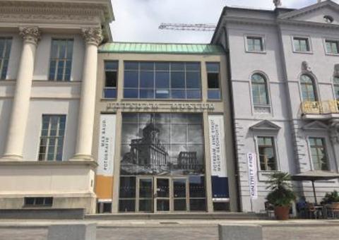 Foto: Fassade des Potsdam Museums gekleidet in eine Max Baur Fotografie des alten Potsdams