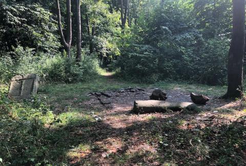 Lagerfeuerstelle neben einem Grabstein auf dem jüdischen Friedhof in Piaski.