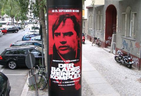 Anschlagsäule in Sybelstraße mit Filmplakat zum "Der Baader-Meinhof-Komplex"