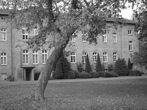 Schwarz-Weiße Außenansicht des Das ehemaligen Tötungsgebäudes der Anstalt in Bernburg, 3. April 2006.