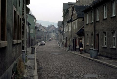 Verlassene Straße in Saalfeld, heutiges Thüringen