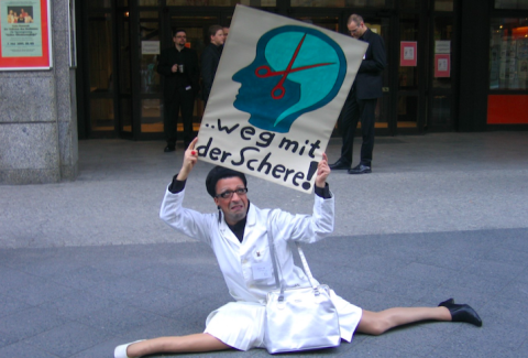 Aktivistin Fatma Souad bei einem Protest gegen den medizinischen Umgang mit intergeschlechtlichen Kindern in Berlin am 23.4.2005