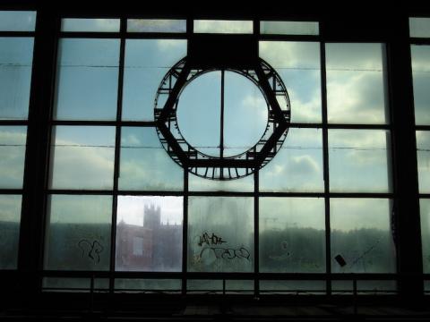 Blick aus dem entkernten Gebäude des Palastes der Republik in Richtung Schlossplatz, 2005. Durch die Glasscheibe ist die Fassade der nach historischem Vorbild zu rekonstruierenden Bauakademie zu erkennen. 