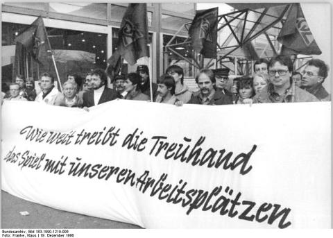 Stahlarbeiter protestieren vor dem Gebäude der Treuhand, Berlin 1990