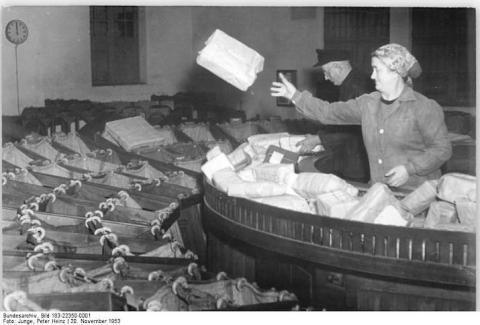 Berlin, Postamt O 17, Paketbeförderungsanlage am 14. Dezember 1951