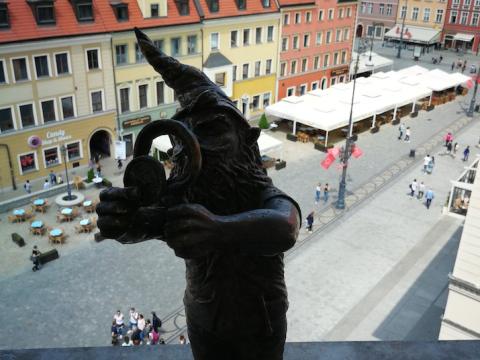 Blick auf den Ring in der Altstadt Breslaus aus dem 4. Stock des Kaufhauses Feniks. Der Zwerg Kolekcjoner (Sammler) betrachtet hier über dem Kern der Stadtlandschaft seine wertvolle Schatzsammlung unter der Lupe. (Foto: J. Stoklasa)