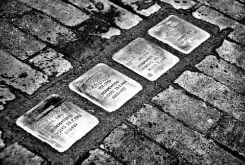 Schwarz-Weiß-Aufnahme von Stolpersteinen