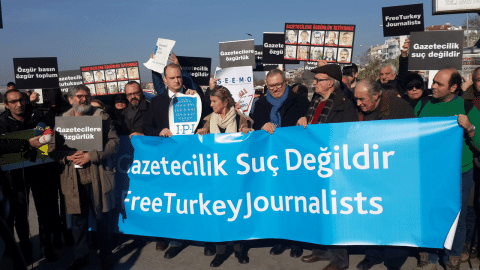 Türkische Journalisten demonstrieren gegen die Inhaftierung ihrer Kollegen 