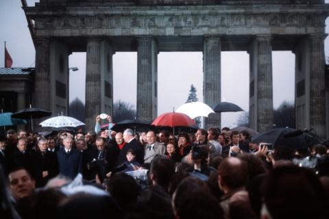 Die Eröffnung des Brandenburger Tores am 22. Dezember 1989 (erste Reihe, l-r): Chef des Presseamtes Hans Klein, DDR-Außenminister Oskar Fischer, Chef des Bundeskanzleramtes Rudolf Seiters, Vorsitzender des DDR-Ministerrates Hans Modrow, evangel. Bischof M