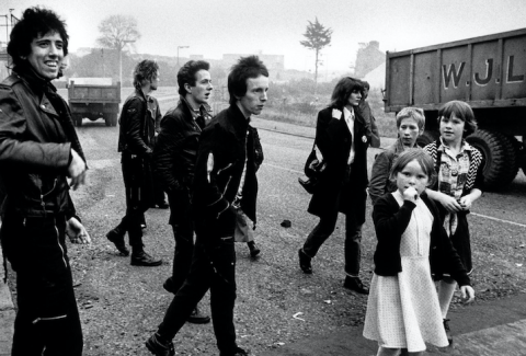 The Clash und Caroline Coon während der Fotosession im Westen Belfasts, Oktober 1977