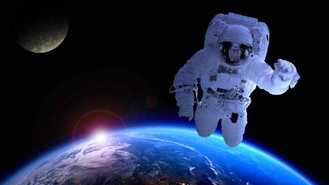 Astronaut im Weltall