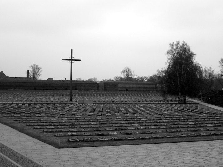 Gedenkkreuz auf dem Nationalfriedhof vor den Toren Theresienstadts