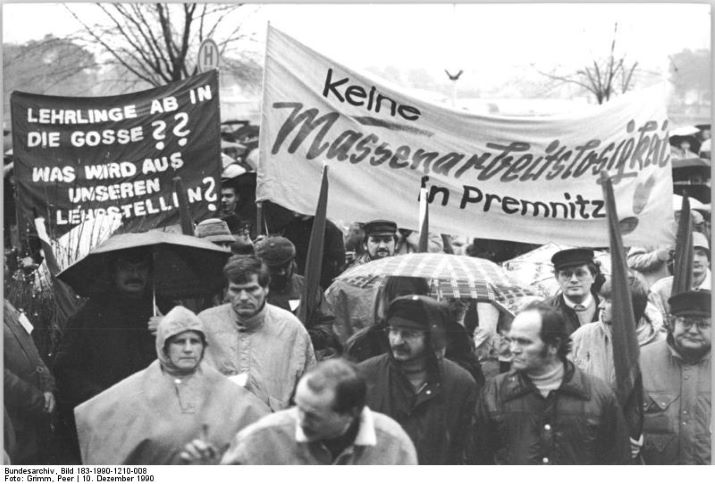 Premnitz, Protest vor dem Werk der Faser AG 