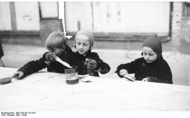 Kinder fegen Mehlreste zusammen, Berlin 1945 Fotograf: Otto Donath 