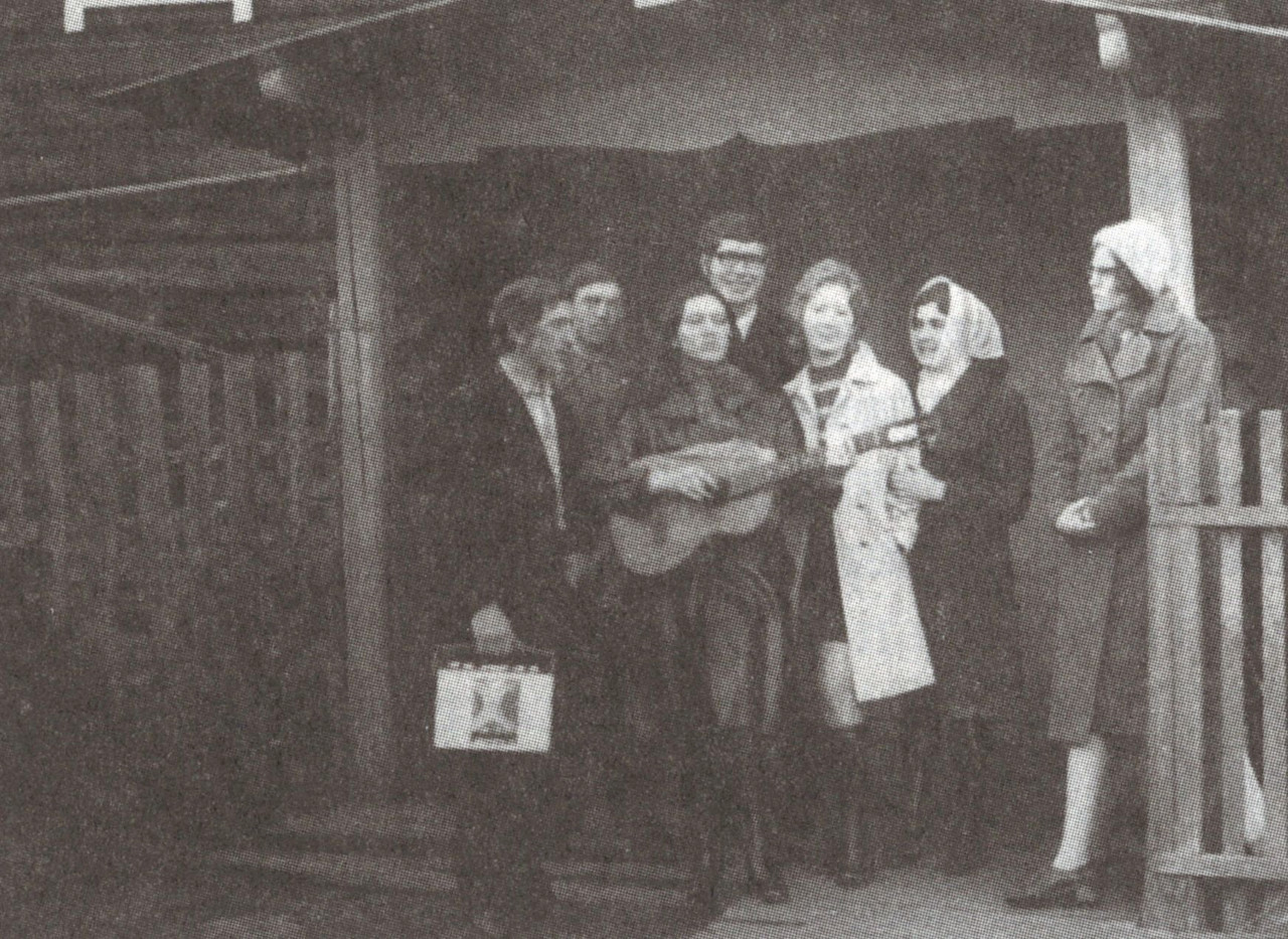 Enthusiasten der lokalen Laienspielgruppe nach der Probe vor dem Dorfklub, 1975