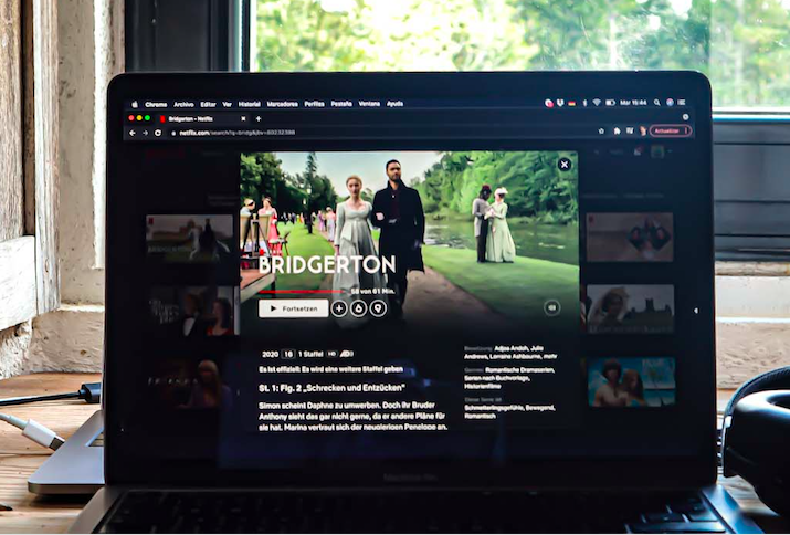 Laptop Desktop mit geöffnetem Netflix-Account der Serie Bridgerton