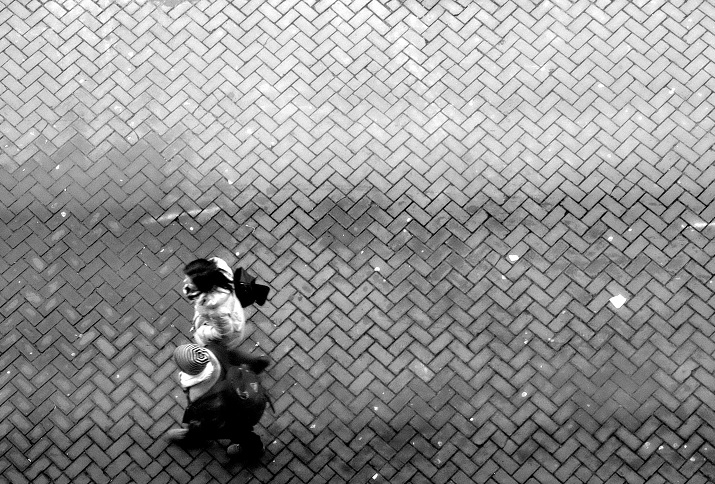 Spunkies walkers face an artic wind; along the NEMO's dock in Amsterdam, 25. Dezember 2014, Foto: Roberto Ciucci, Lizenz: CC BY 2.0 via Wikimedia Commons 