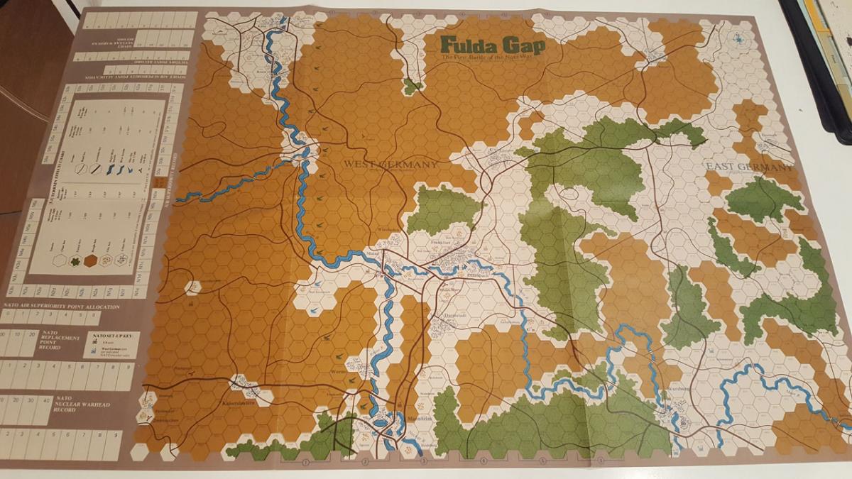 Die Karte unterteilt das Spielfeld, das die Region um Hessen abbilden soll, schmucklos und kühl in zahlreiche Hexagone, auf denen die SpielerInnen ihre jeweiligen Aktionen durchführen können.