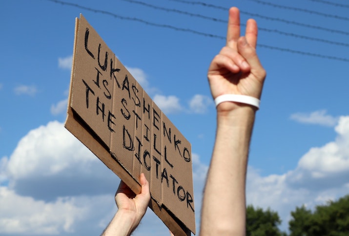 Protest in Belarus, Minsk, Schild mit der Aufschrift: Lukashenko is still the Dictator