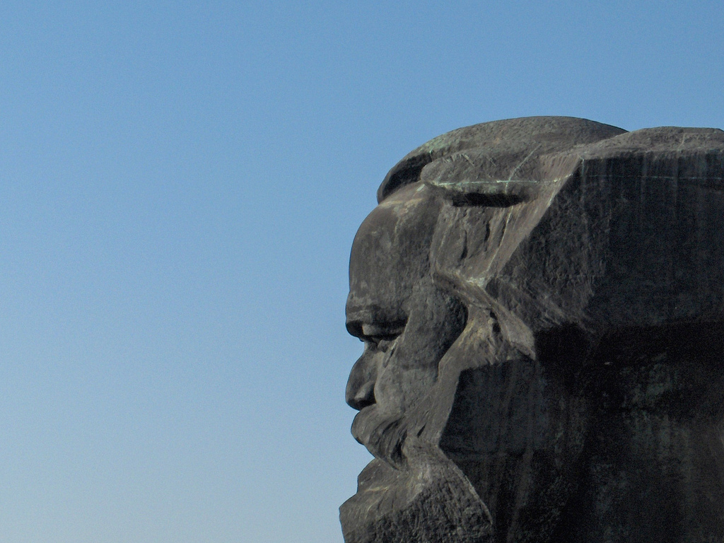 Foto: Seitenansicht des Karl-Marx-Monuments in Chemnitz, 2007.