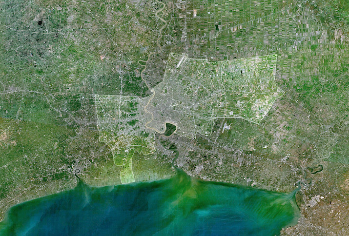 Satellitenbild von Bangkok am 12. Februar 2006. Die Umrisse der Stadt wurden hervorgehoben und eingegrenzt. Foto: Tsui (gemeinfrei).