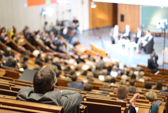 Voll besetzter Vorlesungssaal der Universität Göttingen beim Historikertag 2014