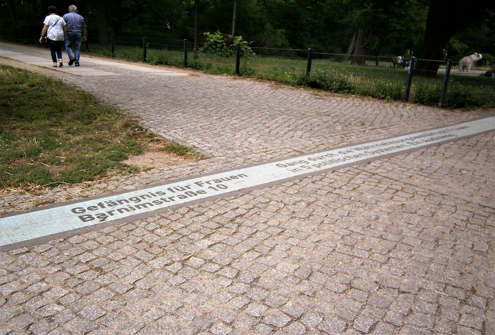 Das Bild zeigt den Hinweis auf das Frauengefängnis Barnimstraße 10 am Überweg vom Friedrichshain zur Weinstraße über die Friedenstraße