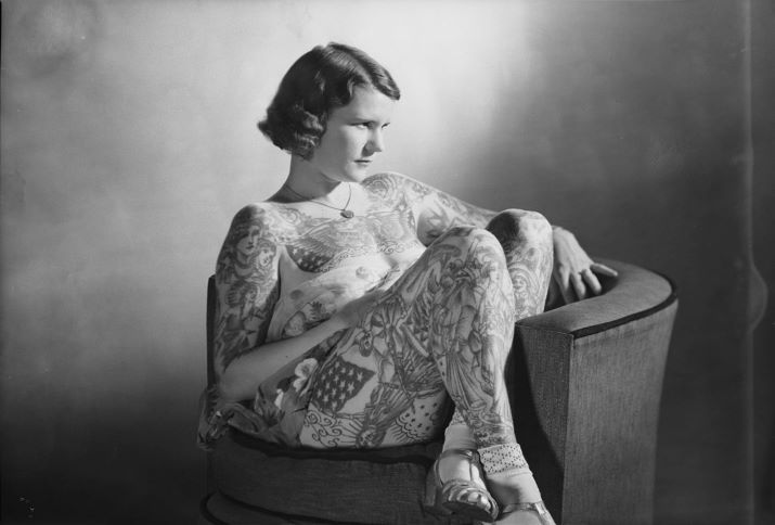 Tattooed lady Betty Broadbent, 4 April 1938. Die Tattoo-Ikone hinterfragte vorherrschende Ideale von weiblicher Schönheit mithilfe ihrer Tätowierungen kritisch.