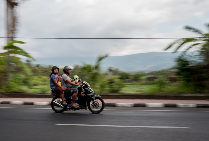 Auf Scooter fahrende Familie, Bali