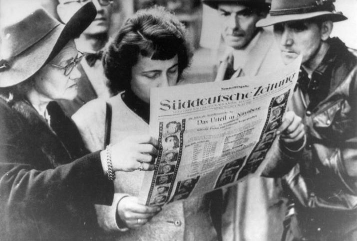 Interessierte Zeitungsleser nach der Urteilsverkündung der Nürnberger Prozesse, 1. Oktober 1946 Fotograf/in: unbekannt.  German Federal Archives/Bundesarchiv, Bild 146-1990-032-29A, CC-BY-SA 3.0