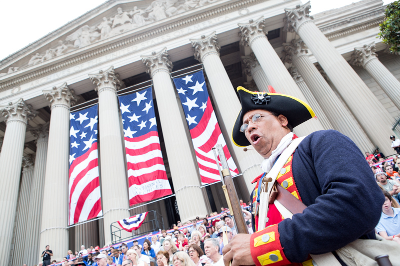       National Archives Image - 20160704-15 (28091367295).jpg Weitere Einzelheiten Revolutionary War soldier Ned Hector boos actions of the King of England during the reading of the Declaration of Independence at the National Archives in Washington, DC. N